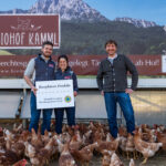Familie Kamml bei der Auszeichnung des Biosphärenprodukts Biosphären-Ei
