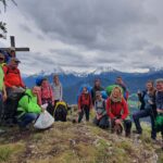 Gruppenfoto der Helfer einer Freiwilligenaktion in den Bergen