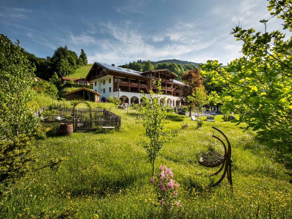 Das Gebäude des Partnerbetriebs Berghotel Rehlegg mit seinem naturnahen Außengelände