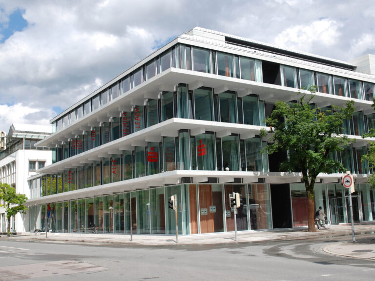Gebäude des Partnerbetriebs Sparkasse Berchtesgadener Land in Bad Reichenhall
