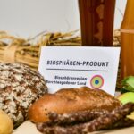 Diverse Biosphären-Produkte auf einem Tisch mit Produkt-Zertifikat