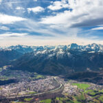 Blick vom Hochstaufen über Bad Reichenhall auf die Berchtesgadener Alpen