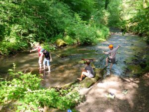 Spielende Kinder im Bachbett