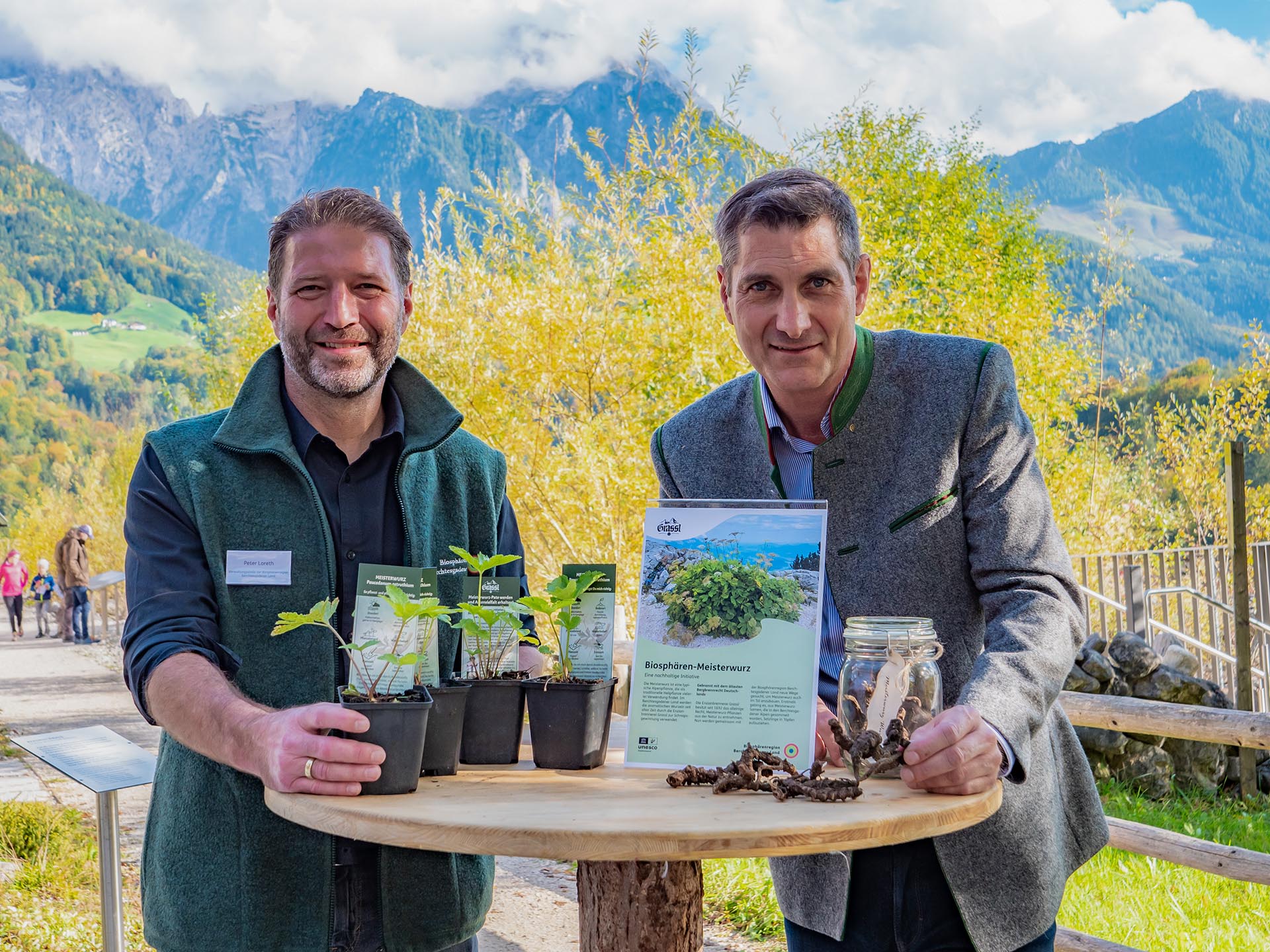 Dr. Peter Loreth und Florian Beierl präsentieren an einem Stand das Biosphären-Meisterwurzprojekt