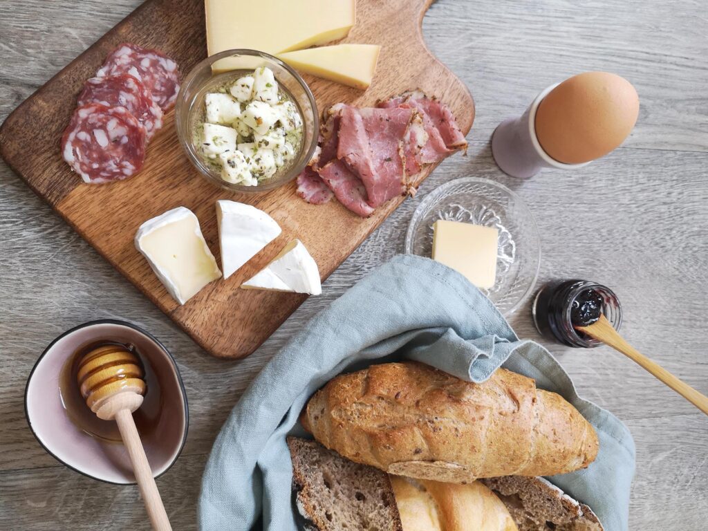 Herzhaftes Biosphären-Frühstück auf einem Tisch