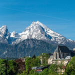 Kirche von Berchtesgaden mit Watzmann im Hintergrund
