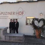 Gruppenfoto vor dem Partnerbetrieb Kapuzinerhof Laufen