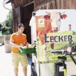 Mitarbeiter des Partnerbetriebs Biohof Lecker bei der Auslieferung von regionalem Gemüse