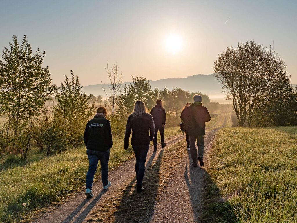 Teilnehmer beim Morgenspaziergang durch die Natur als Auftaktveranstaltung der Imagekampagne