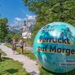 Stand der Biosphärenregion zur Imagekampagne mit Blick über das Bergsteigerdorf Ramsau