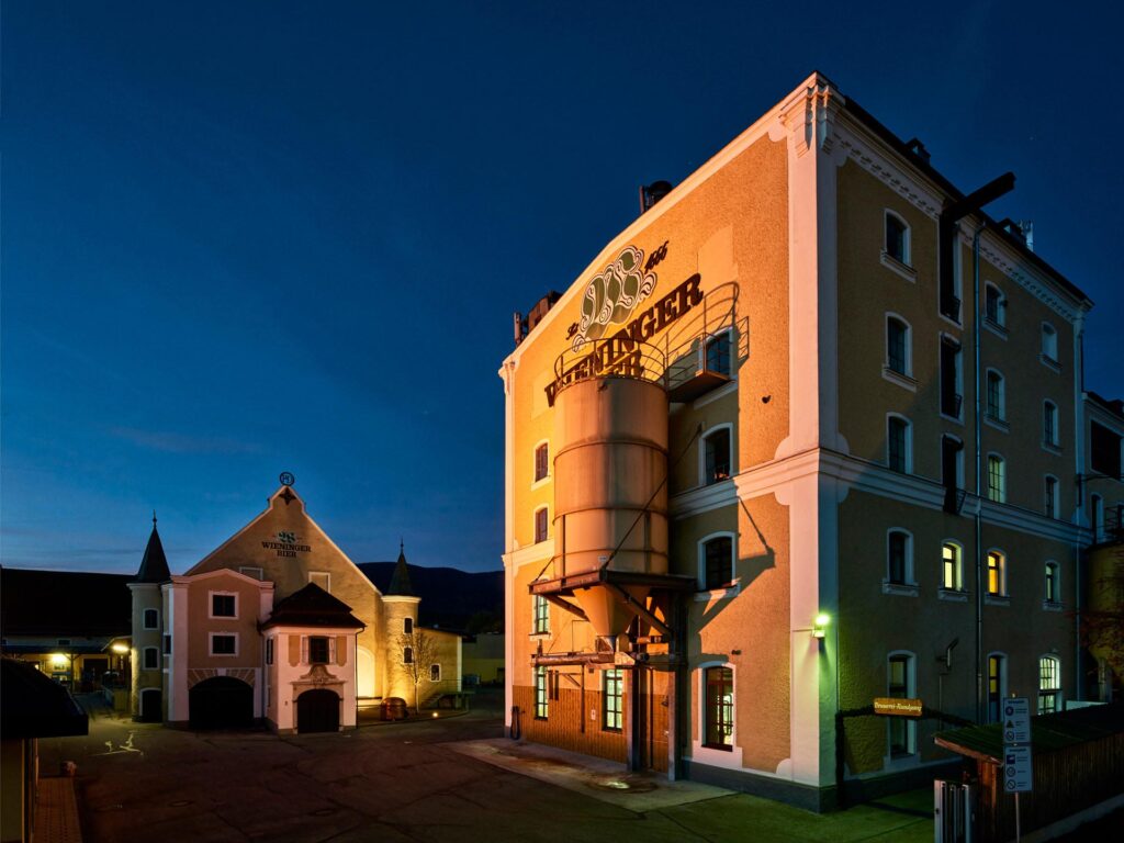 Nächtliches Betriebsgelände des Partnerbetriebs Privatbrauerei M.C. Wieninger