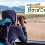 Schüler beobachtet während des Boys' Days Vögel im Ainringer Moor