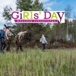 Kinder während des Girls' Days unterwegs mit Biosphären-Rangern im Moor