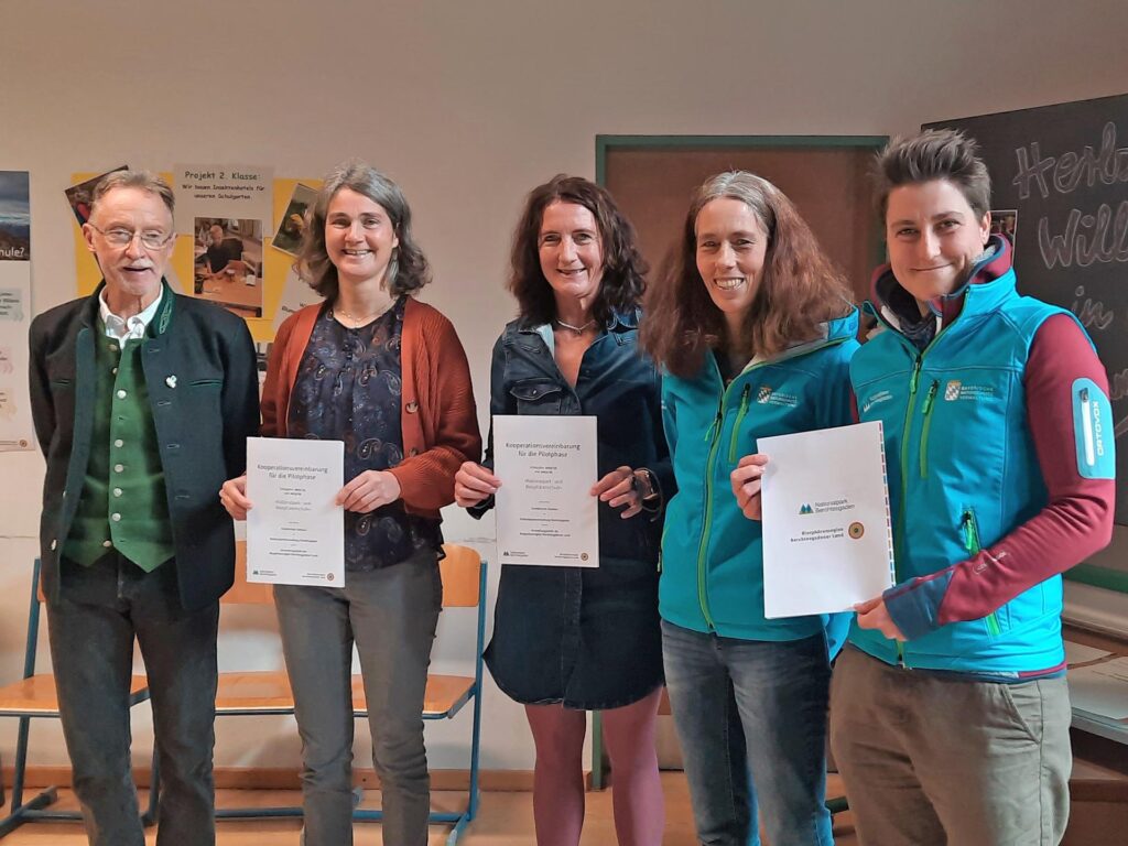 Vertreterinnen und Vertreter von Schule, Nationalpark und Biosphärenregion bei der Unterzeichnung der Kooperationsvereinbarung mit der Grundschule Ramsau