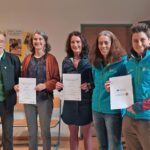 Vertreterinnen und Vertreter von Schule, Nationalpark und Biosphärenregion bei der Unterzeichnung der Kooperationsvereinbarung mit der Grundschule Ramsau