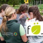 Schülerinnen untersuchen Insekten in Becherlupe - Werbung für Freiwilliges Ökologisches Jahr