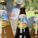 Saft-Flaschen der Kelterei Greimel mit Biosphären-Produkt-Label