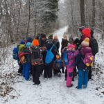 Grundschulkinder auf einer Ranger-Exkursion am winterlichen Abtsdorfer See