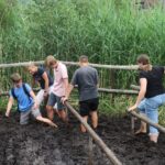 Schüler stapfen bei einem Aktionstag durch das Ainringer Moor