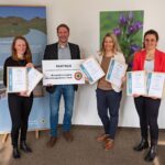 Mitglieder des Vergaberats mit den Urkunden der Auszeichnung von sechs neuen Partnern der Biosphärenregion
