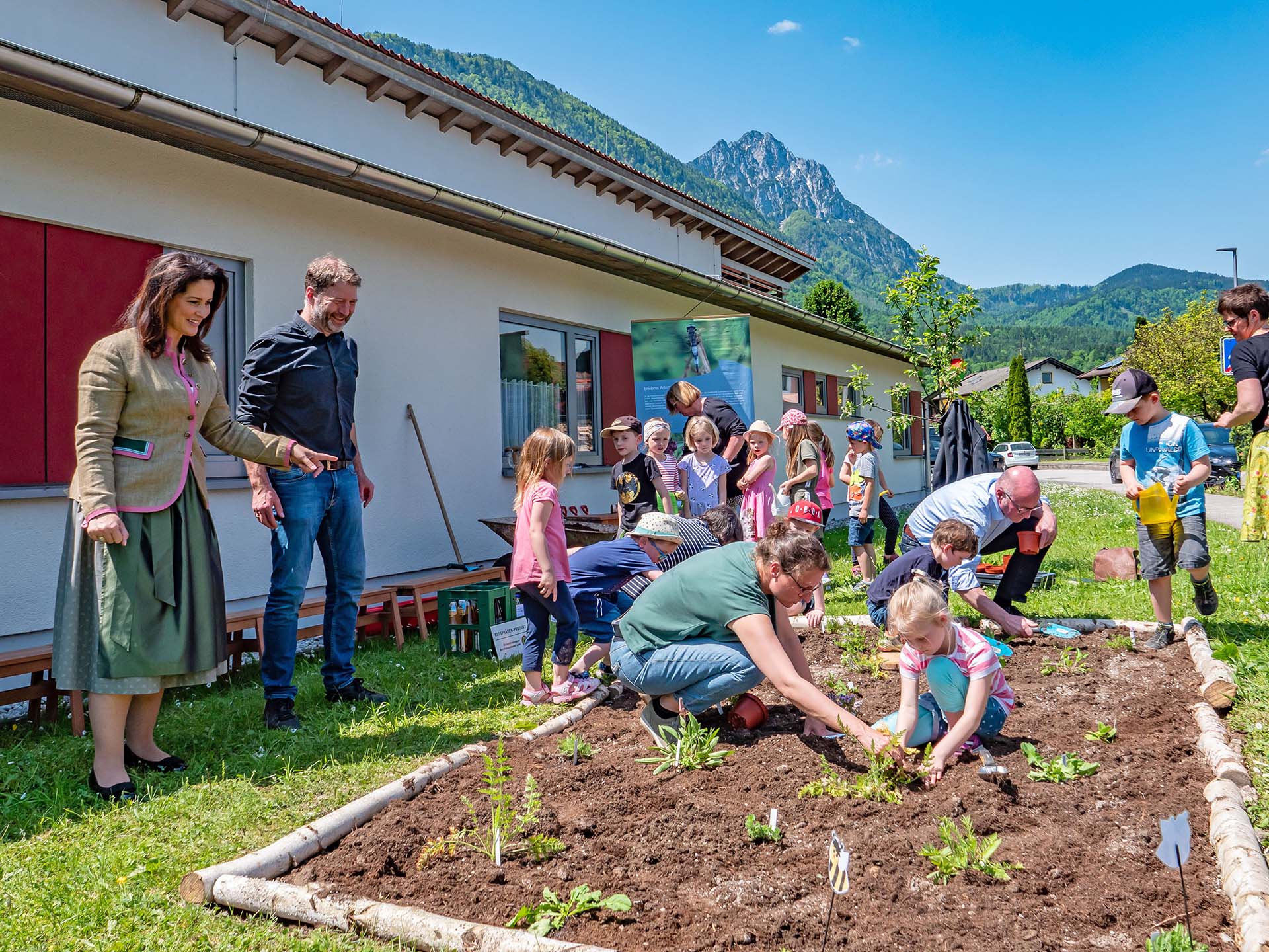 Kindergartenkinder bepflanzen zum Tag der Artenvielfalt mit Landwirtschaftsministerin Kaniber ein Beet
