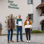 Übergabe der Partner-Urkunde an Toni Niederbuchner vor dem Hotel Gasthof Moosleitner