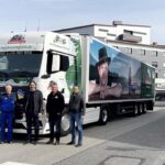 Mitarbeiter der Milchwerke Berchtesgadener Land Chiemgau eG vor einem Lastwagen