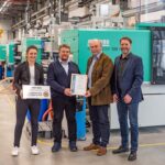 Übergabe der Partner-Urkunde an Thomas Hörl und Franz Praxenthaler, Geschäftsführer der HÖRL Kunststofftechnik GmbH & Co. KG