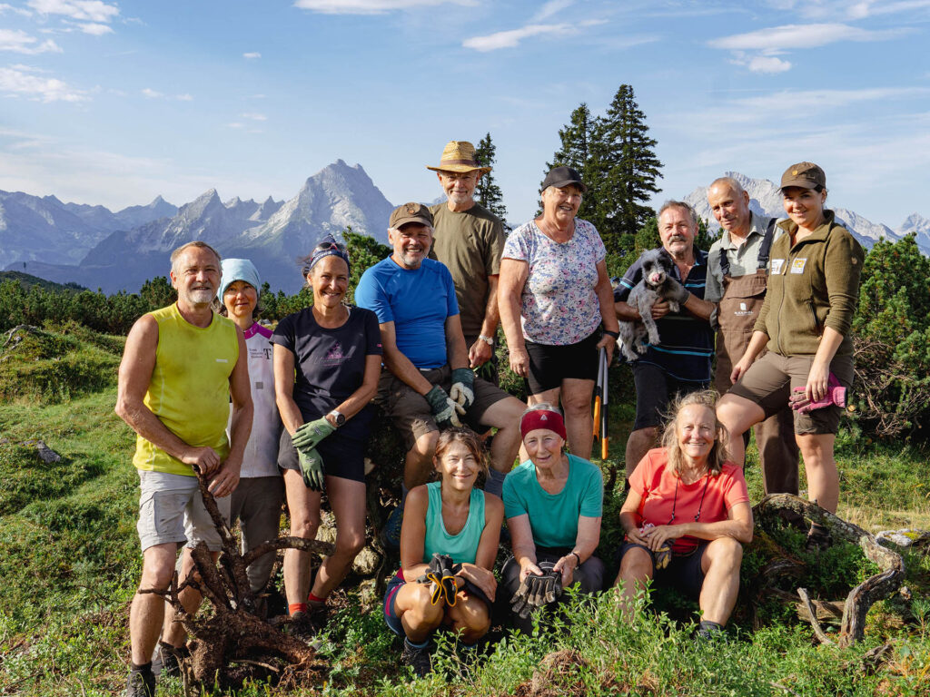 Gruppenfoto der Teilnehmer des Freiwilligencamps 2023 mit Watzmann im Hintergrund