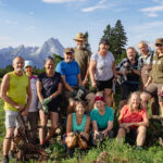 Gruppenfoto der Teilnehmer des Freiwilligencamps 2023 mit Watzmann im Hintergrund