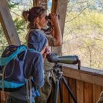 Kind beobachtet zusammen mit einer Biosphären-Rangerin Vögel im Ainringer Moos