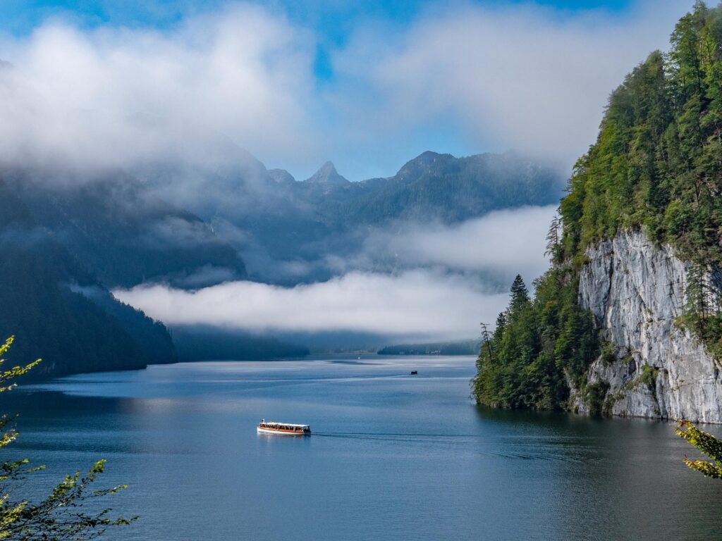 Blick über den nebelverhangenen Königssee