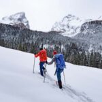 Schneeschuhgeher unterwegs in den winterlichen Bergen