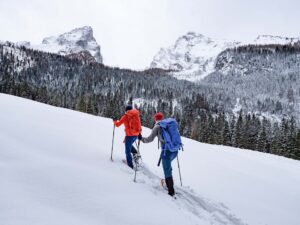 Schneeschuhgeher unterwegs in den winterlichen Bergen