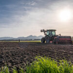 Traktor bei der Aussaat im Biosphären-Getreidegarten