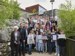 Gruppenfoto aller Gäste bei der Auszeichnungsveranstaltung der ersten Nationalpark- und Biosphärenschulen