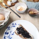 Biosphären-Frühstück mit Marmeladenbrot, Honig, Käse und Ei