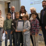 Gruppenfoto bei der Auszeichnung zur Nationalpark- und Biosphärenschule mit Vertreterinnen und Vertretern der Grundschule Ramsau