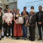 Gruppenfoto bei der Auszeichnung zur Nationalpark- und Biosphärenschule mit Vertreterinnen und Vertretern des Gymnasium Berchtesgaden