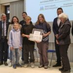Gruppenfoto bei der Auszeichnung zur Nationalpark- und Biosphärenschule mit Vertreterinnen und Vertretern der Mittelschule Bischofswiesen/Berchtesgaden