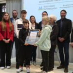 Gruppenfoto bei der Auszeichnung zur Nationalpark- und Biosphärenschule mit Vertreterinnen und Vertretern der Mittelschule Bad Reichenhall