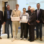 Gruppenfoto bei der Auszeichnung zur Nationalpark- und Biosphärenschule mit Vertreterinnen und Vertretern des Staatlichen Beruflichen Schulzentrums Berchtesgadener Land Freilassing