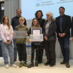 Gruppenfoto bei der Auszeichnung zur Nationalpark- und Biosphärenschule mit Vertreterinnen und Vertretern der Grundschule Saaldorf-Surheim