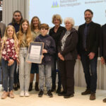 Gruppenfoto bei der Auszeichnung zur Nationalpark- und Biosphärenschule mit Vertreterinnen und Vertretern des Rottmayr-Gymnasium Laufen