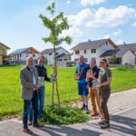 Vertreter der Biosphären-Verwaltungsstelle und der Stadt Laufen an den neu gepflanzten Biosphären-Wildbienenbäumen