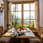 Gedeckter Biosphären-Frühstückstisch im Berghotel Rehlegg mit Fensterblick in die Berge