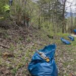 Müllsäcke am Wegrand während einer Aufräumaktion an der Saalach