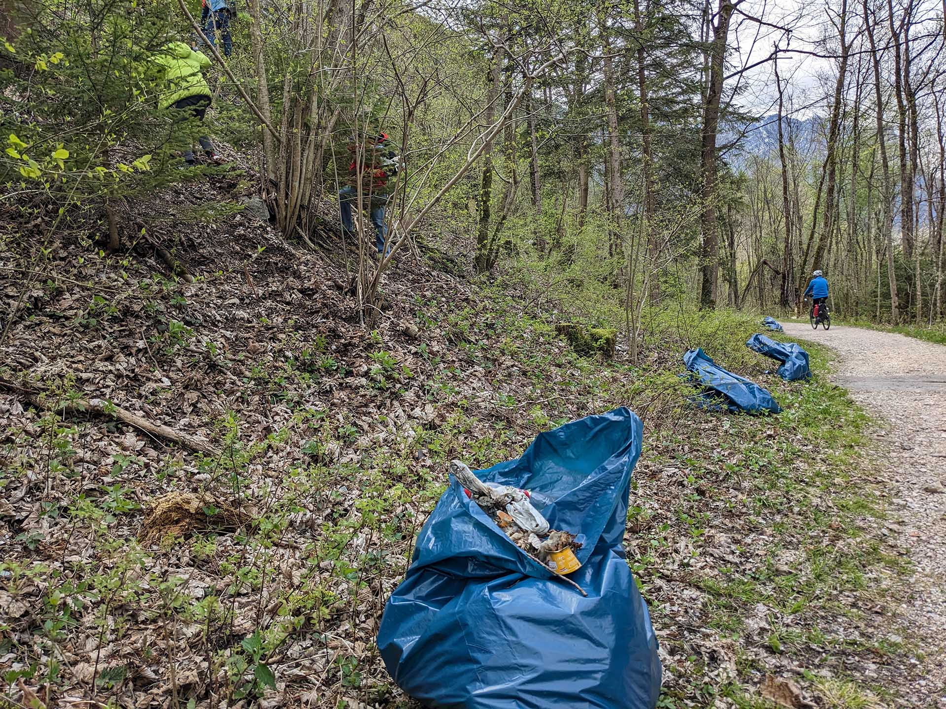 Müllsäcke am Wegrand während einer Aufräumaktion an der Saalach