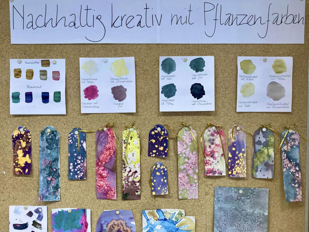 Selbst gestaltete Lesezeichen mit Pflanzenfarbe