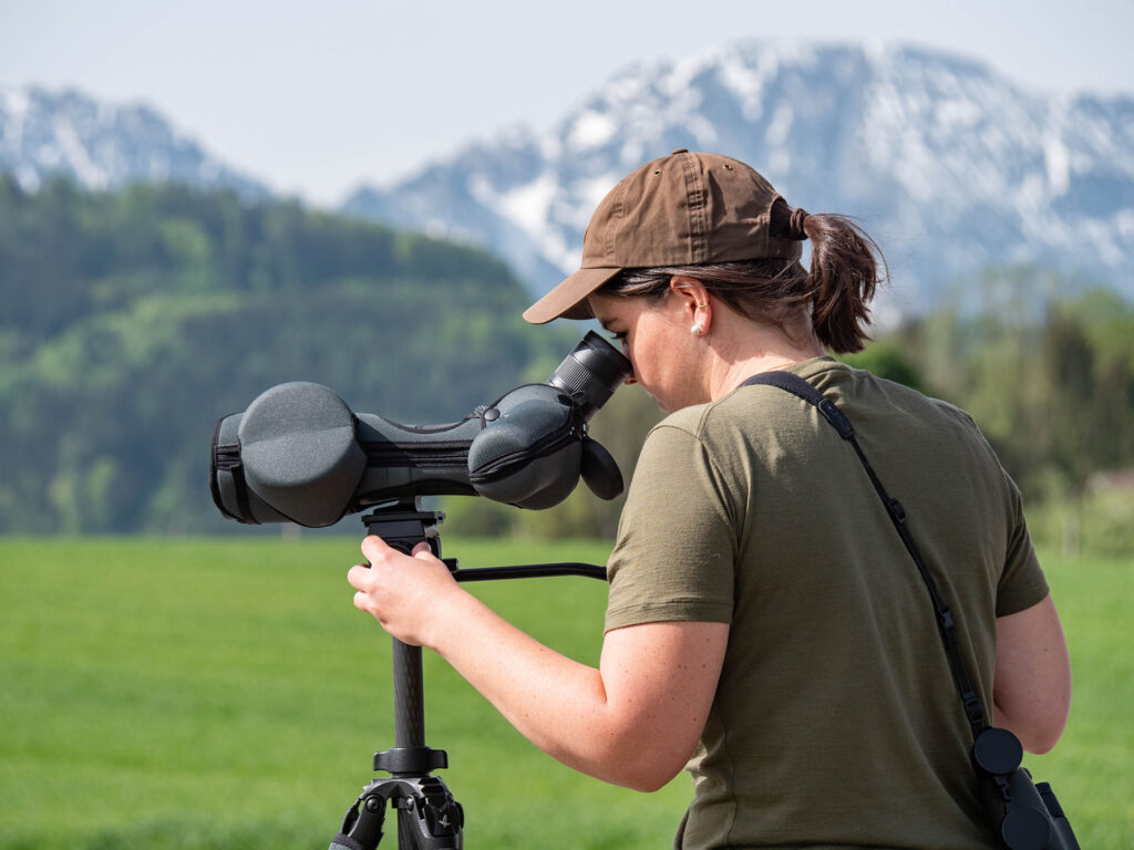 Biosphären-Rangerin mit Spektiv beim Kiebitzmonitoring